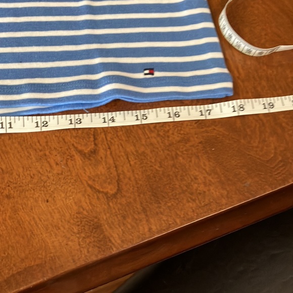 NWT TOMMY HILFIGER TEE.  FREE 🐝     WITH ANY PURCHASE OVER $20. - Picture 5 of 9